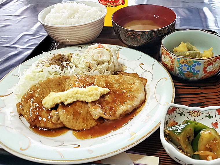 たっぷりのおろし生姜が食欲を誘う「豚しょうが焼き定食」(700円)