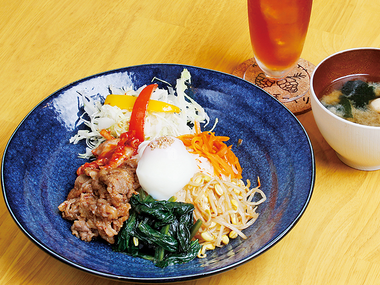 「日替わりランチ」（1,000円）。写真は、飯坂温泉名物「ラジウム卵」がのったビビンバ。みそ汁、選べるドリンク付き