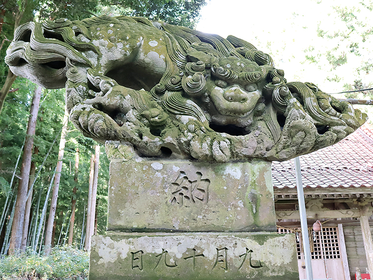 口を閉じたお母さん獅子(吽像)