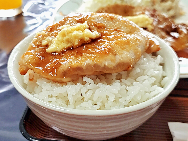 やはりしょうが焼きもライスの上が似合います