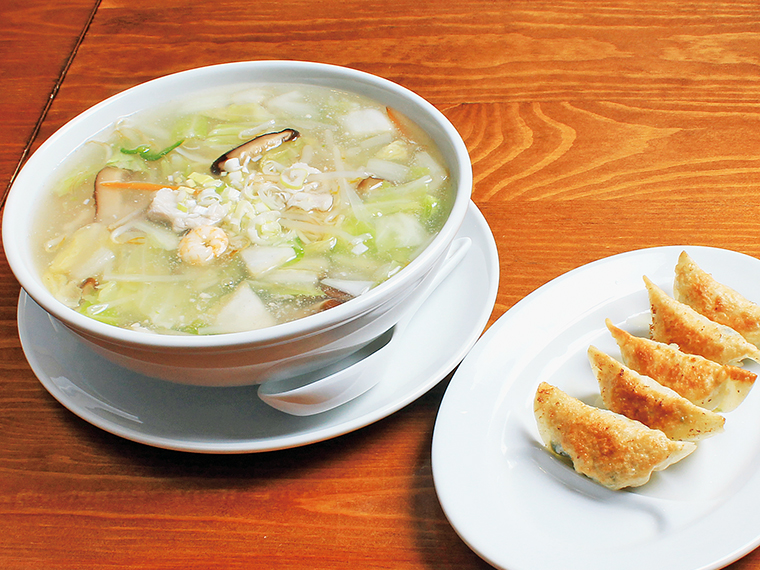 広東麺風の「万来めん」(800円)。味は写真の塩、またはしょうゆから選べる。「セット餃子(5個)」は250円