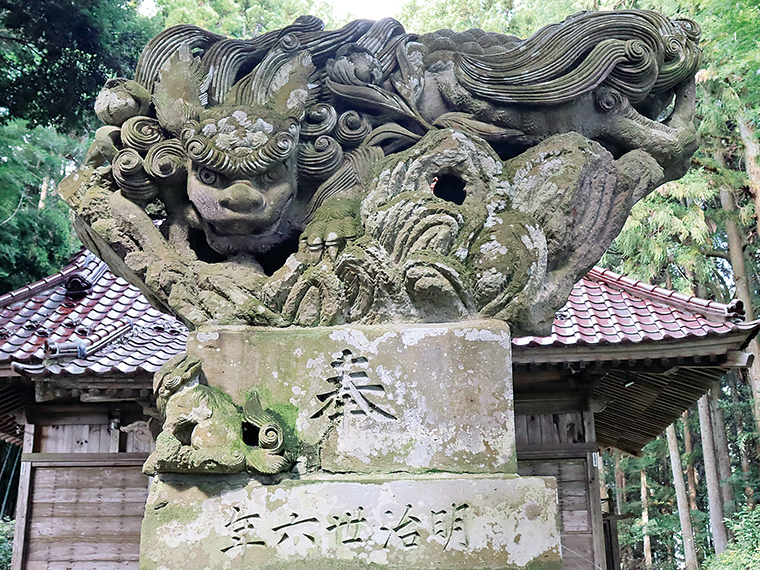 口を開けたお父さん獅子(阿像)