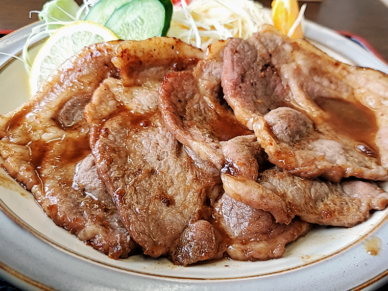 焼き肉に溜まるタレは、まるでカルデラ湖