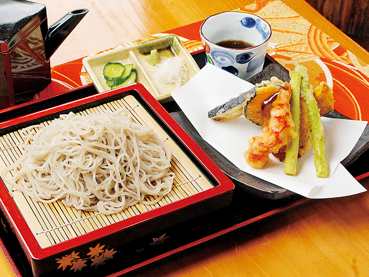 「天ざる」（1,300円）。薄い衣でカラッと揚げた天ぷらも好評。サツマイモは甘みの強い「シルクスイート」を使っている