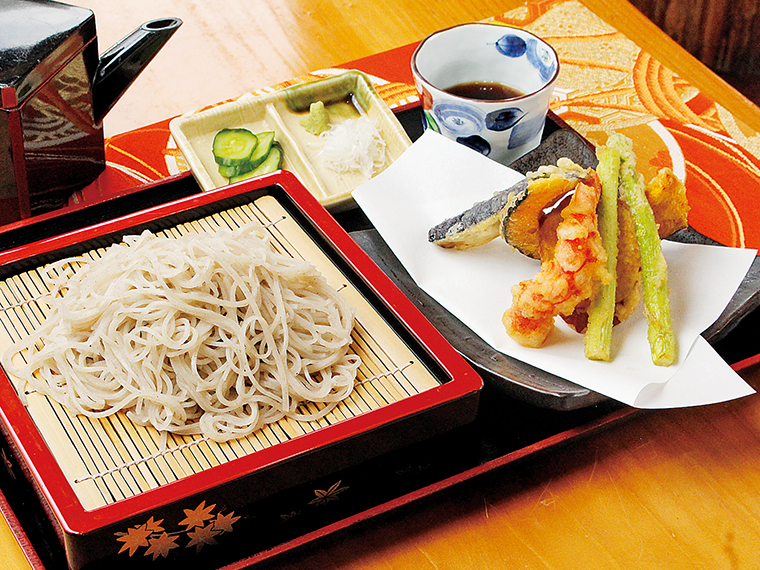 「天ざる」(1,300円)。薄い衣でカラッと揚げた天ぷらも好評。サツマイモは甘みの強い「シルクスイート」を使っている