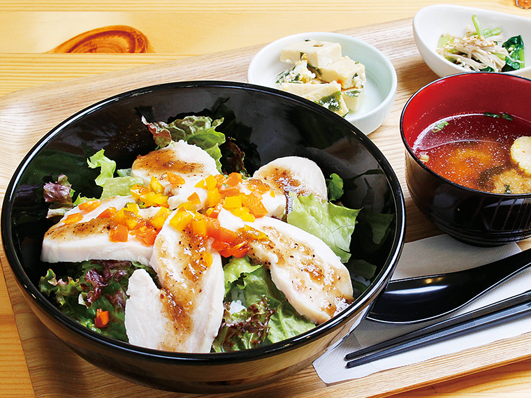 さっぱりとした「とり丼」(700円)は、食欲がない日でも食べやすい。小鉢2種、みそ汁、セルフサービスのコーヒーが付く