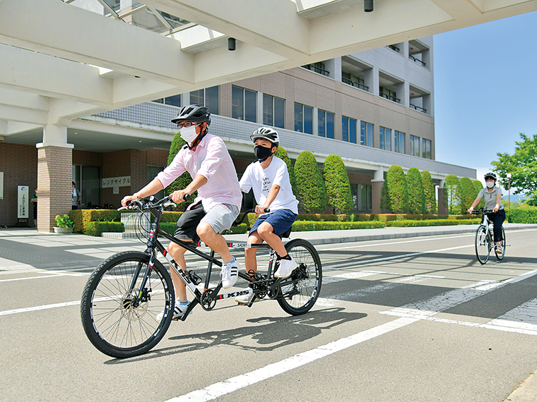 クロスバイク（電動アシスト機能付き）や2人乗りタンデム自転車、キッズバイクなどが利用できる。付属品としてヘルメットとGPS付き。貸出には身分証明証の提示が必要。18歳未満の方は保護者の方が申し込みを
