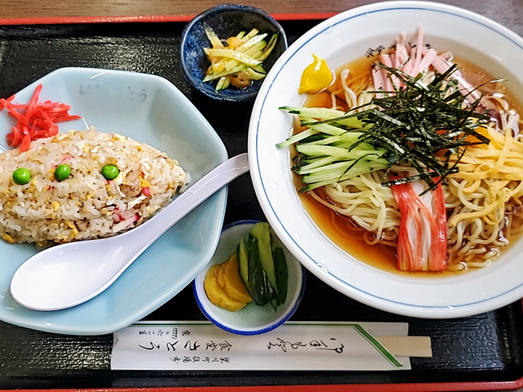 美しい「冷し中華」（700円）と「半チャーハン」（320円）の愛すべきビジュアル