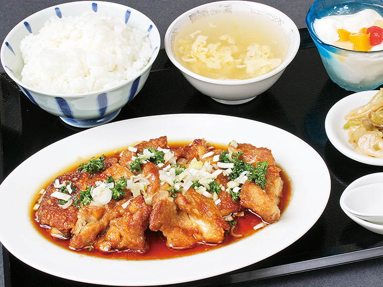 「油淋鶏定食」(800円)。ビールに1日漬けた鶏肉は柔らかくジューシー。ランチセットは月曜から金曜日限定。注文は14時まで