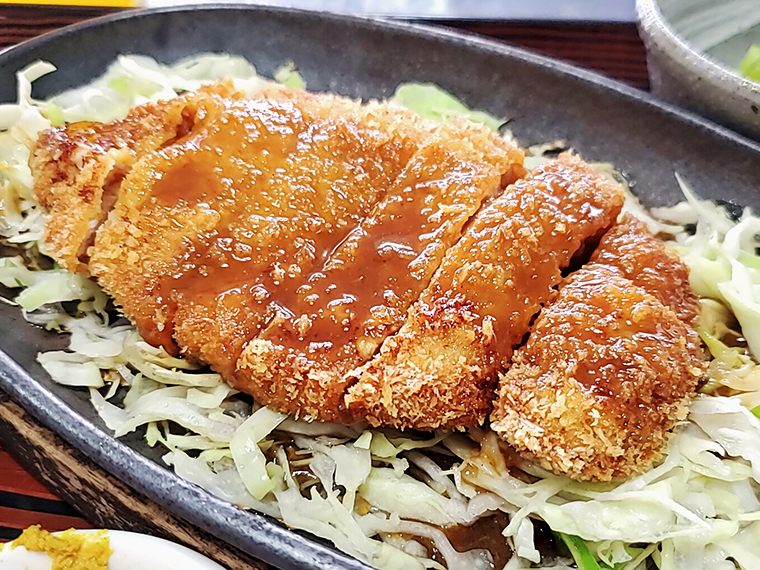 鉄板に味噌だれを掛け回して、湯気ごと堪能しましょう