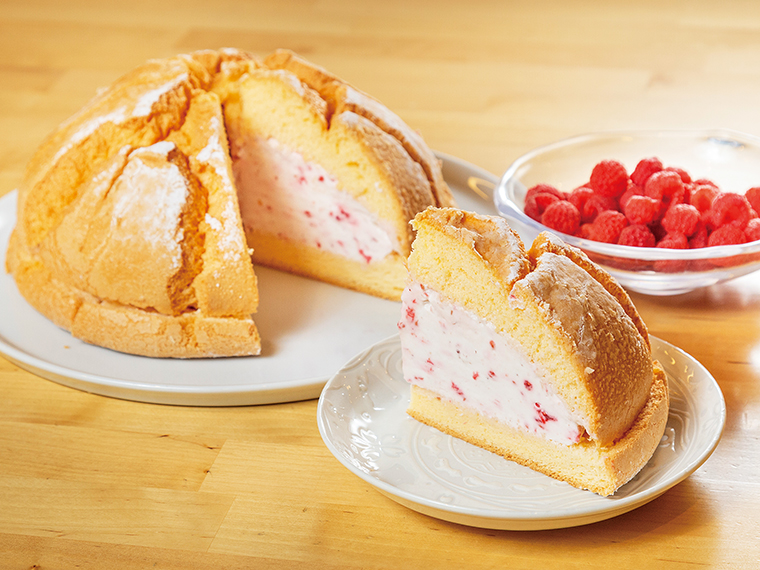 「珈琲香坊」の「ラズベリーのケーキ」(土・日曜祝日のみ)は1カット385円から。パンビーと呼ばれるケーキの香ばしさと絶妙なやわらかさがラズベリークリームのおいしさを引き立てる。淹れたてのコーヒーとの相性も抜群。数量限定生産のため事前に問い合わせを。