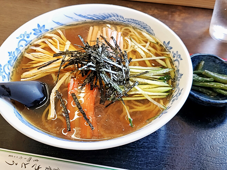 美しい盛り付けの「サマーラーメン」(700円)。小鉢もうれしい