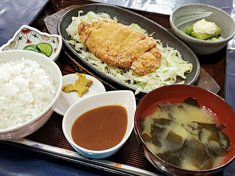 味噌だれを掛け回す所作も楽しい。名古屋名物味噌カツ定食(750円)