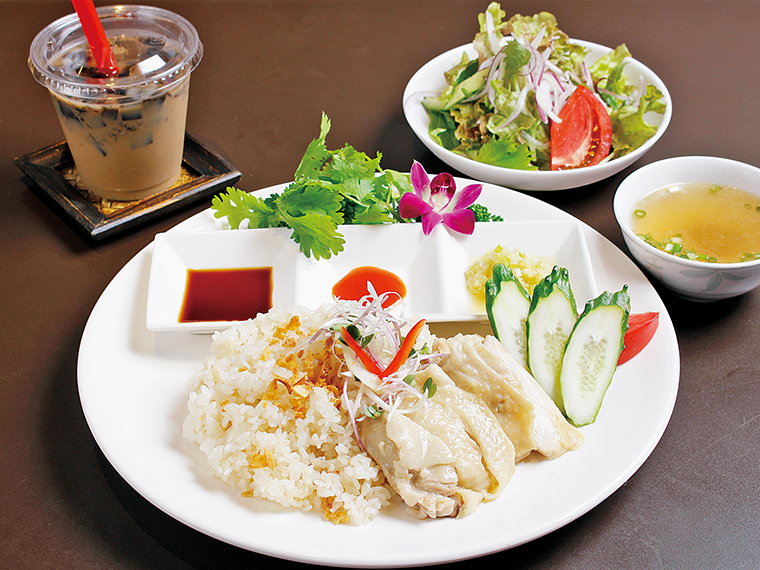シンガポールのチキンライス「海南鶏飯(ハイナンジーファン)」(1,200円)と、「仙草(せんそう)ゼリーミルクティー」(380円)。メニューは一例