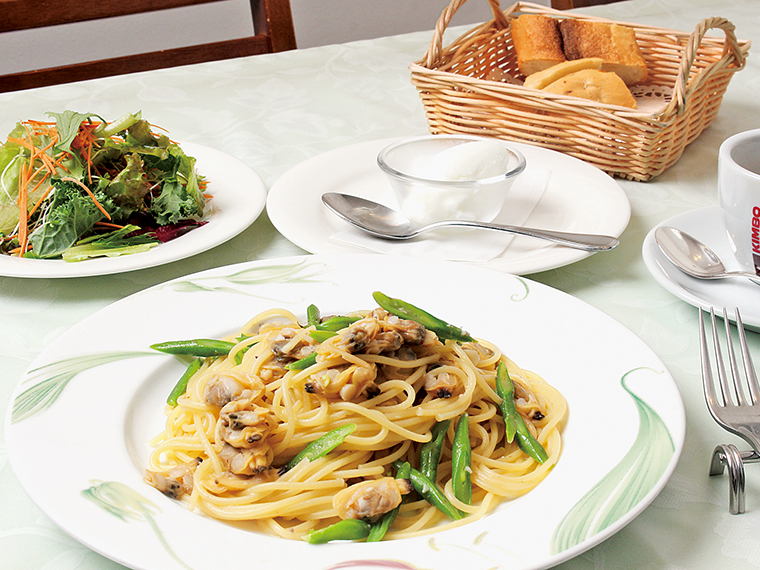 「Aコース(パスタランチ)」(1,350円)。写真は「インゲンとあさりのアーリオ・オーリオ」。サラダ、ジェラートなどが付く