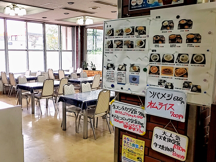 会館の食堂らしい、雰囲気のある景色と、バリエーション豊富で気になるメニュー