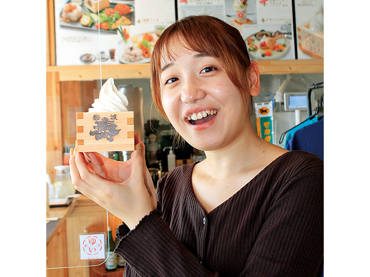 濃厚なミルクとほんのり甘酒が香る「甘酒ソフト」(380円)※テイクアウトはコーンのみ