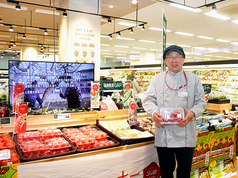 GAP認証のトマトをPRするイオン産地バイヤーの水谷さん