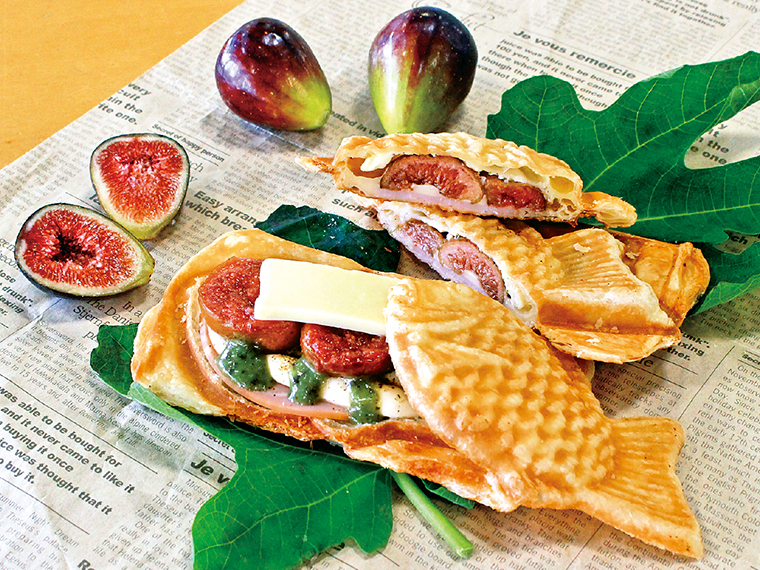 とろりとした食感のイチジクをたっぷり入れた「いちじくの赤ワイン煮ハムチーズサンド」(300円)