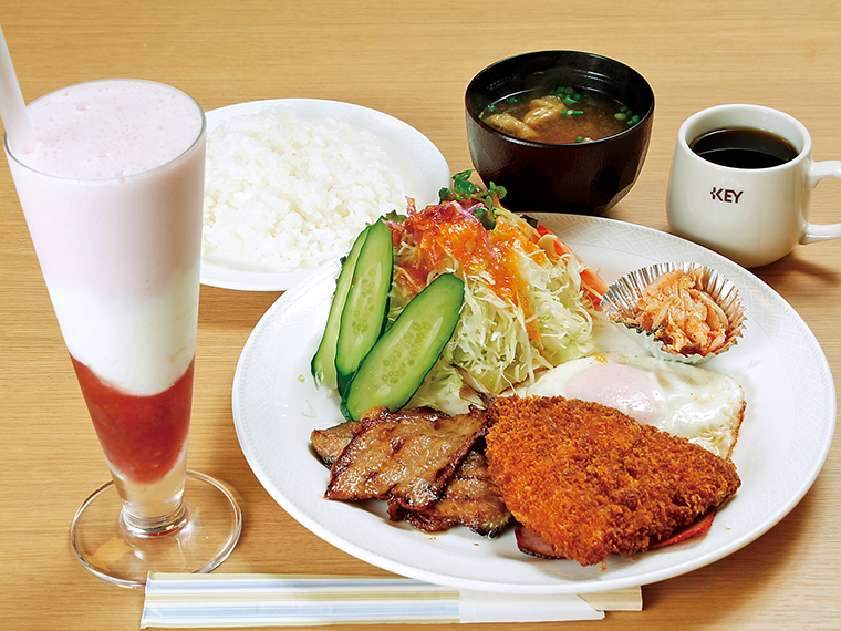 ご主人一押しの「レインボーランチ」(800円)は日替わりフライ、ハムエッグ、サラダに、ご飯とみそ汁、コーヒーまで付いて大満足