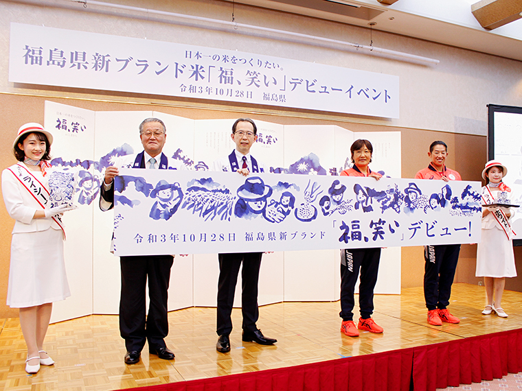 写真左から、「福、笑い」をPRするJA福島五連の長谷川副会長と内堀知事、宇津木ヘッドコーチ、上野投手