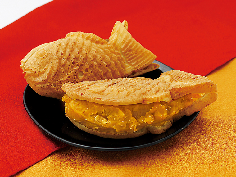 栗あん(1個180円)。20年以上のベテランスタッフたちが丁寧に焼き上げる