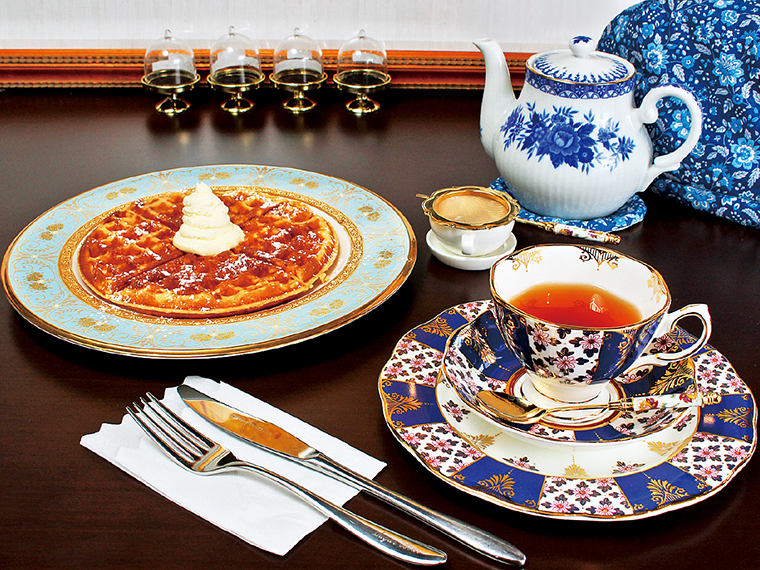 「ワッフルセット」(900円~)。紅茶は約20種類から選べる。ホットはポットで提供されるので、ゆっくり楽しみたい