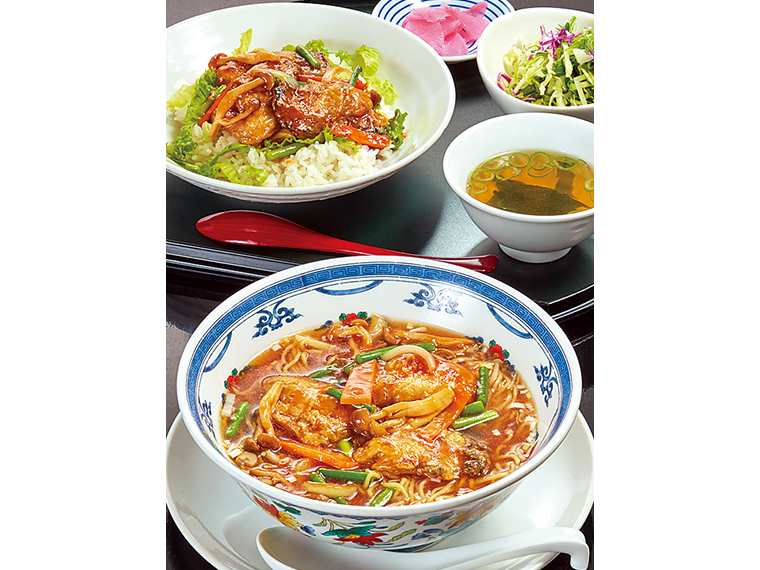 一度は味わって欲しい「カキラーメン」(手前)と「カキ丼」(スープ・サラダ・漬物付き)は各1,000円