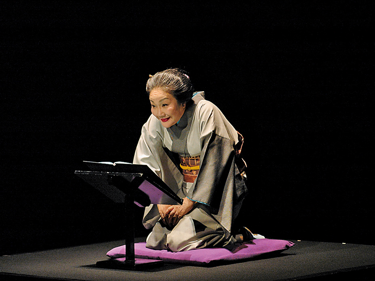 立体的な語り口と動きの上演で人気