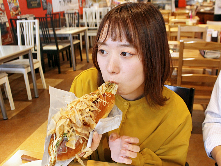 小顔効果抜群！こんなに大きい「ねぎドッグ」ですが、なんと300円で食べられます。学生なら＋100円でドリンクがセットに（学割は14：00～17：00限定）