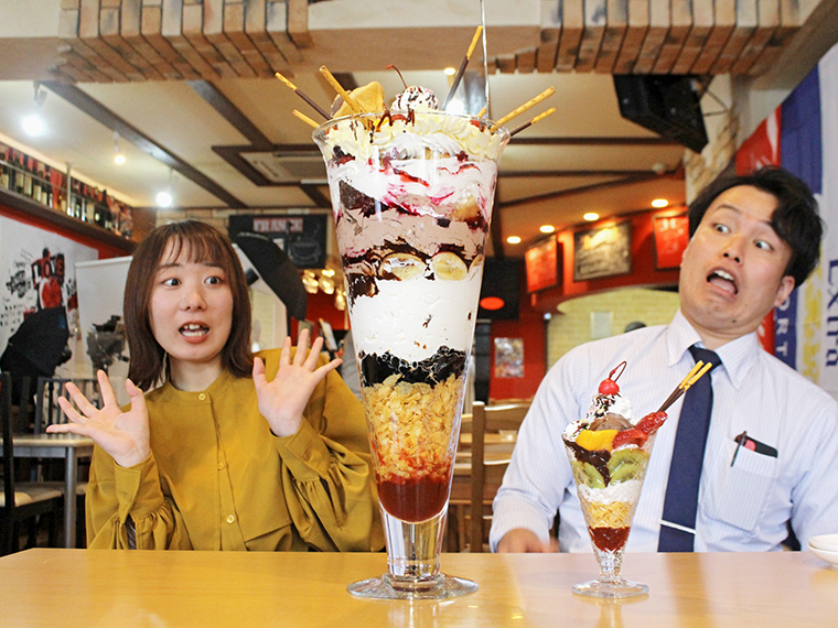 「Big3パフェ」(6,980円)。普通サイズの「チョコパフェ」(右・500円)と比べるとその大きさは一目瞭然