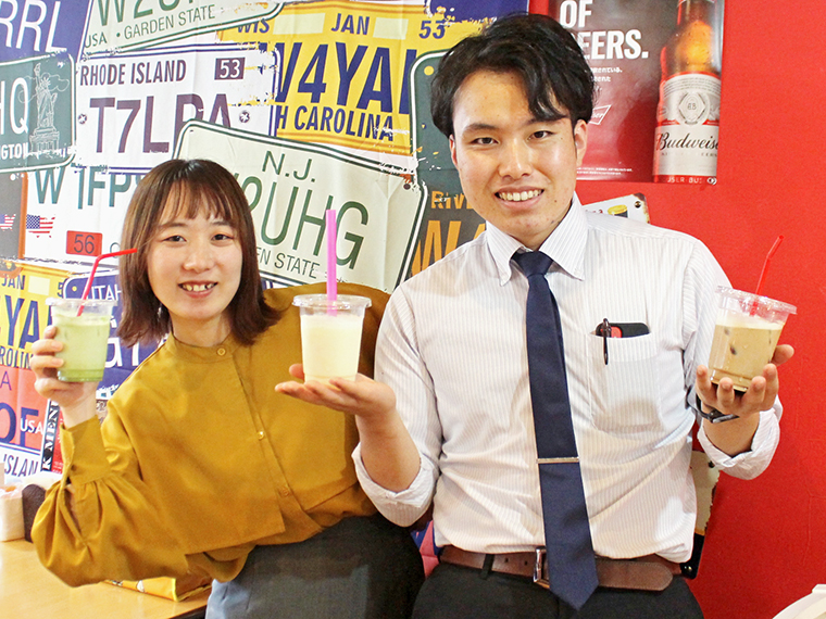 左から「抹茶ラテ」(400円)、「バニラシェイク」(350円)、「カプチーノ」(250円)