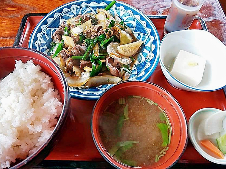 ニラレバ定食（850円）は鳥レバー。タマネギや糸こんにゃくが入ったオリジナルな味わいも人気　※写真：定食部員提供