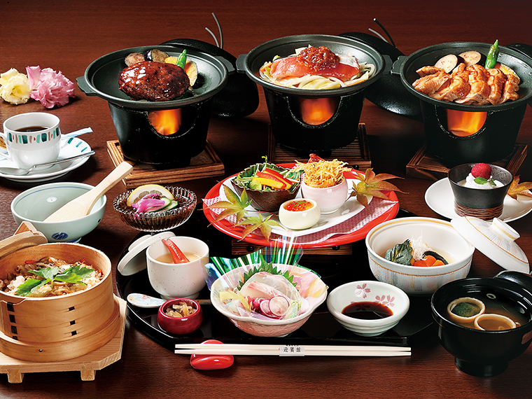 「もも姫御膳」(2,500円・完全予約制)。アツアツのわっぱ飯は白ご飯or味ご飯から選べる