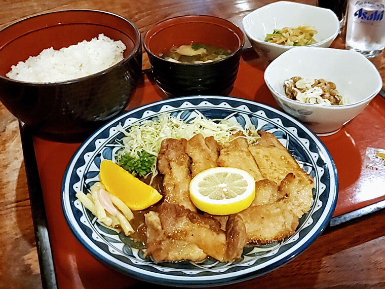 肉厚な焼肉定食（950円）は食べ応えあり！この日は納豆（120円）を追加して、さらに贅沢に。