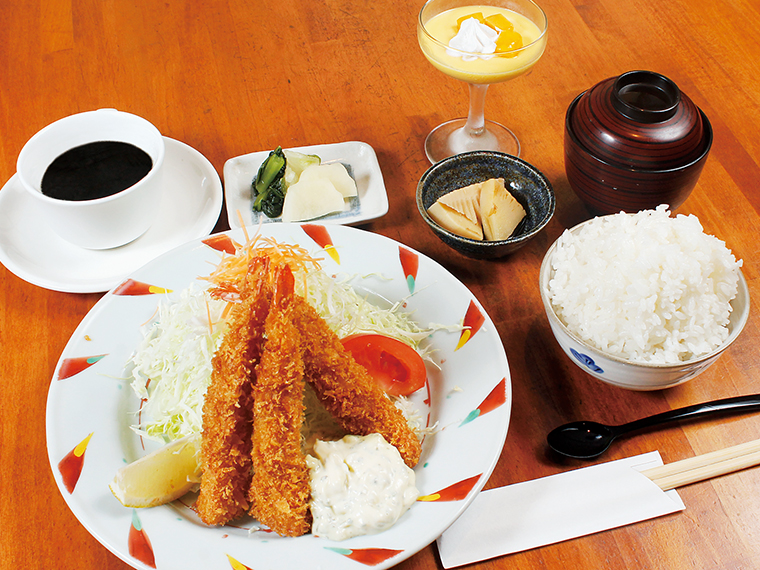 「週替わりランチ」(750円)。選べるメインに、小鉢、デザート、セルフサービスのコーヒー付き。ご飯は大盛無料