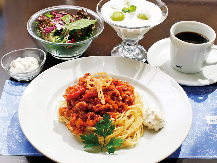 パスタプレートセットAの「トマトソースパスタ」(1,210円)。サラダには、ヨーグルトを使ったジンジャードレッシングをかけよう