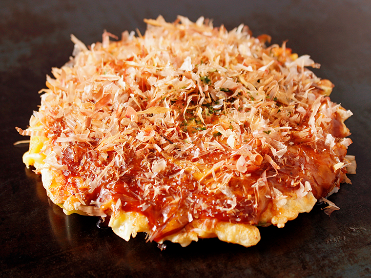 外サクサク、キャベツとカリッとした豚肉の食感がたまらない「ブタ玉」(770円)
