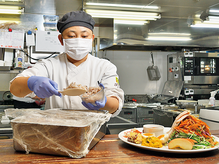 食品ロスへの意識をスタッフ内で徹底。食べ残しの多いメニューは定期的に内容を見直しているそう。食事は要望に応じて持ち帰り可能