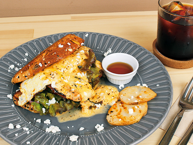 「B.E.L.T Sandwich」(950円)。ドリンクは、コク深い味わいのオリジナルブレンドコーヒー「Vase Coffee」(400円)