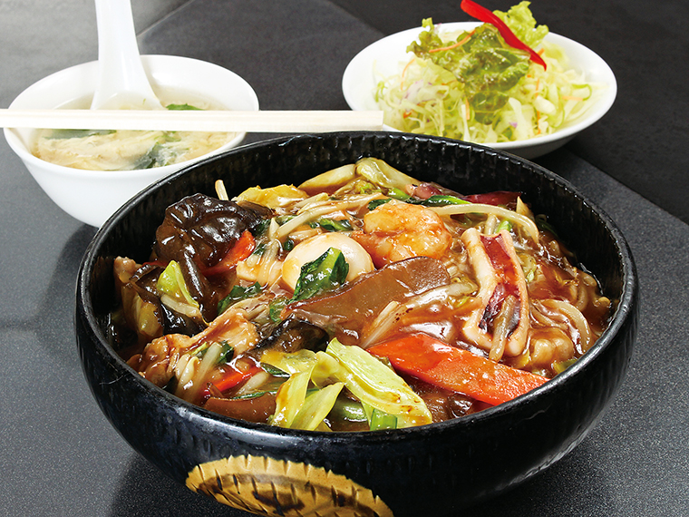 「中華飯」(850円)。サラダ、スープ付き。ウズラの玉子や食感の良いキクラゲなど10品目以上の食材を使っており、栄養満点