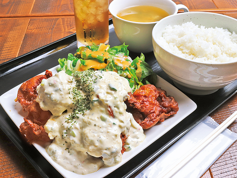 「チキン南蛮定食」(写真はフルサイズ1,100円、スープ付)。から揚げが7個、ご飯は400gの驚異のボリューム!半分の量になるハーフサイズ(900円)もあり