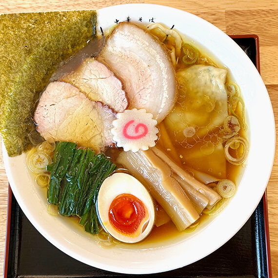 ワンタン、炭火焼焼豚、煮卵などこだわりの具材が入った「すずらん特選中華そば」(1,150円)