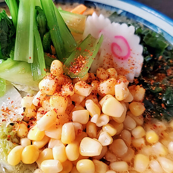 七味を振りかけたコーンを掬っているうちにスープ完飲！