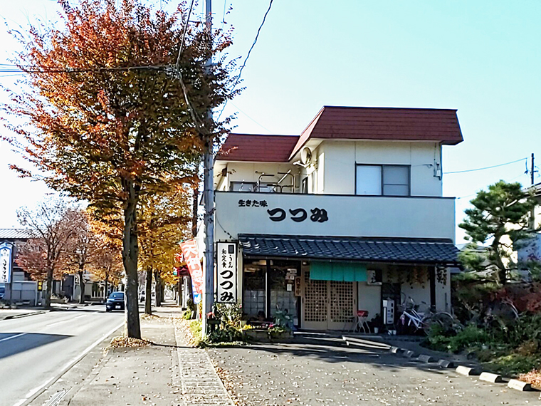 福島商業高校側から見る街路樹との風景も美しい外観