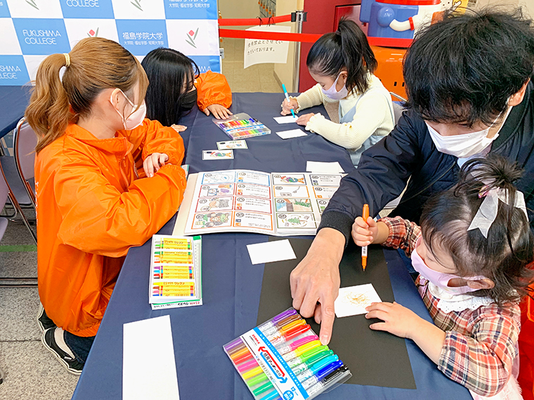 こむこむ館でのイベントの様子。「どんなことが出来るかな」と家族で話し合う姿も見られました