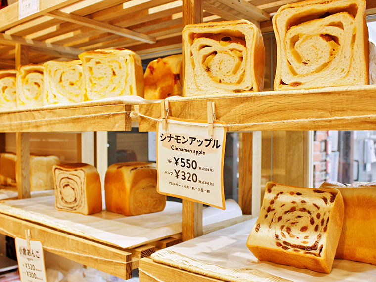 チーズやあんこがぎっしり詰まった食パンが店頭に並ぶ