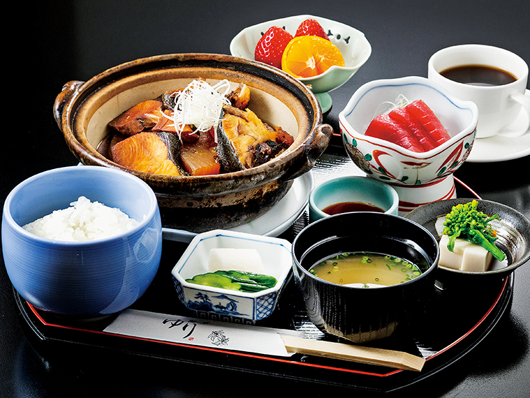 アツアツのまま食べてほしいと、土鍋で提供される「ぶり大根御膳」(1,650円)。ご飯、みそ汁、小鉢、フルーツ、コーヒー付き