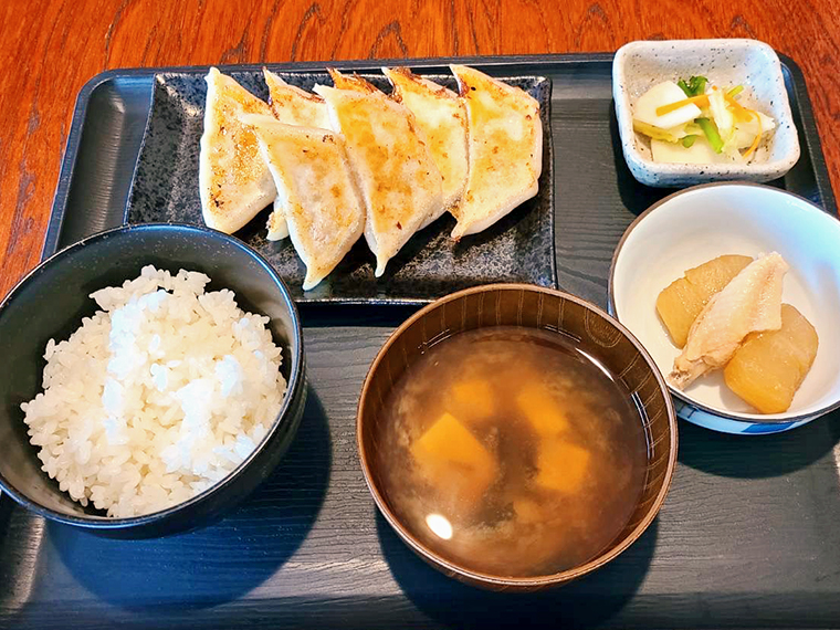 「餃子定食」(850円)はボリューム満点
