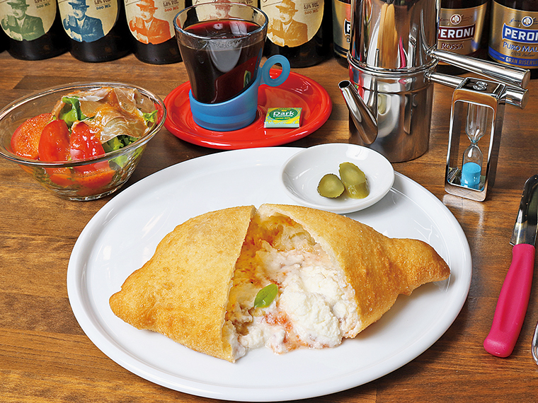 「コンプレータ」(写真は小800円、大は1,100円)。サラダ(400円)とコーヒー「カフェナポレターナ」(500円)をプラス